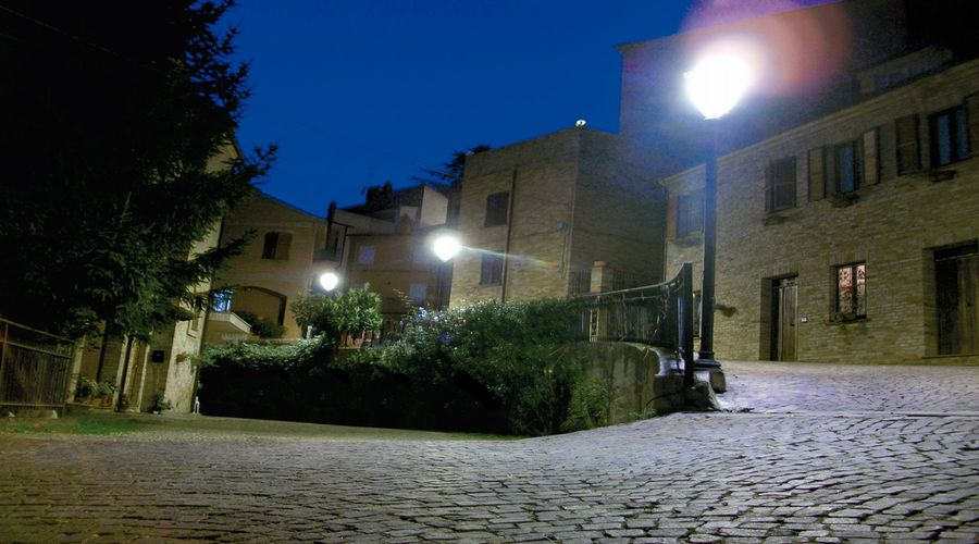 piedi_castello_notte_web